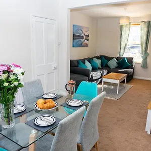 Holiday home Cheltenham-2 Bed House-sleep 6-parking-garden-wifi, Cheltenham